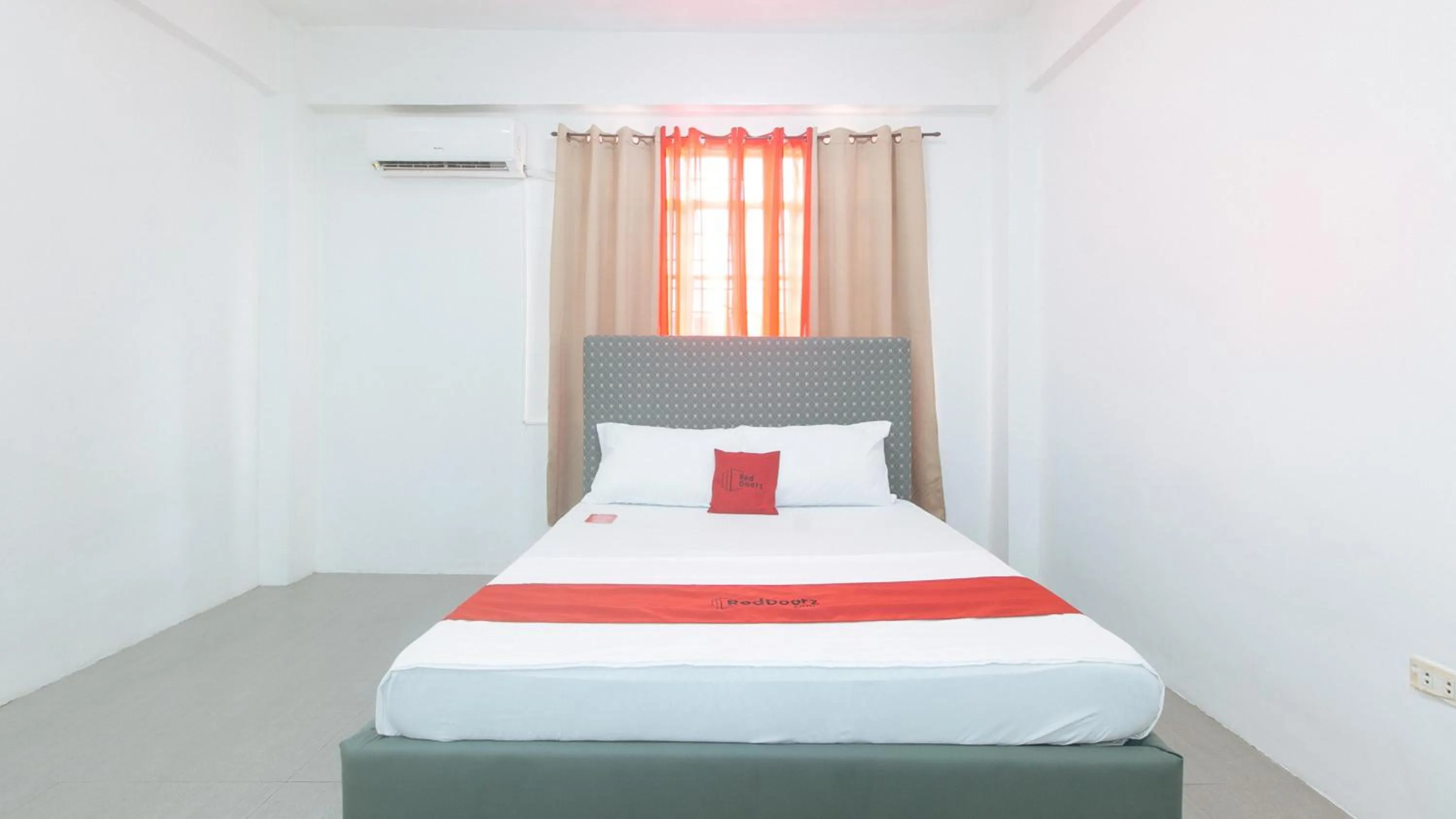 Bed in RedDoorz at Najar Residences near NAIA Terminal