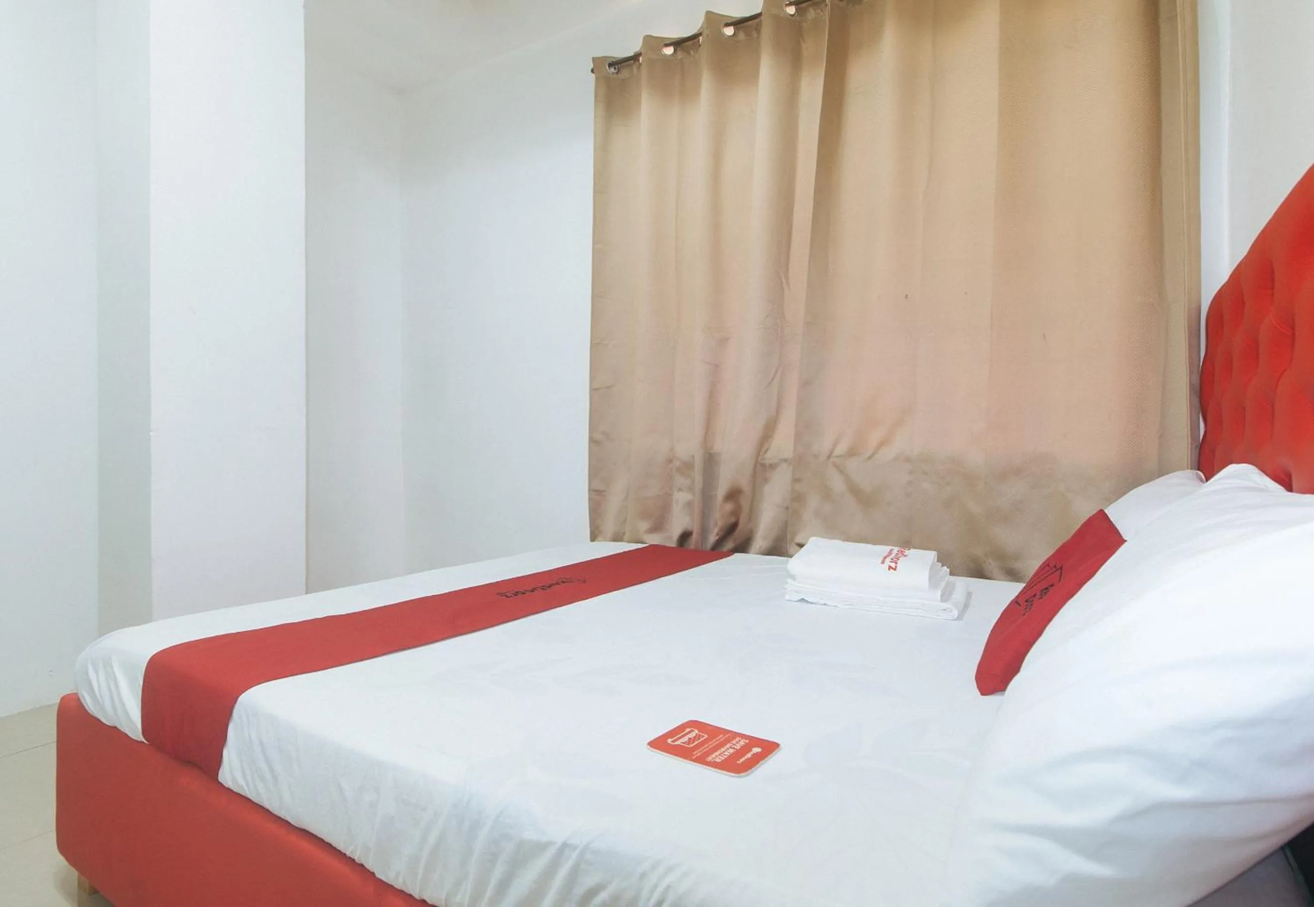 Bed in RedDoorz at Najar Residences near NAIA Terminal