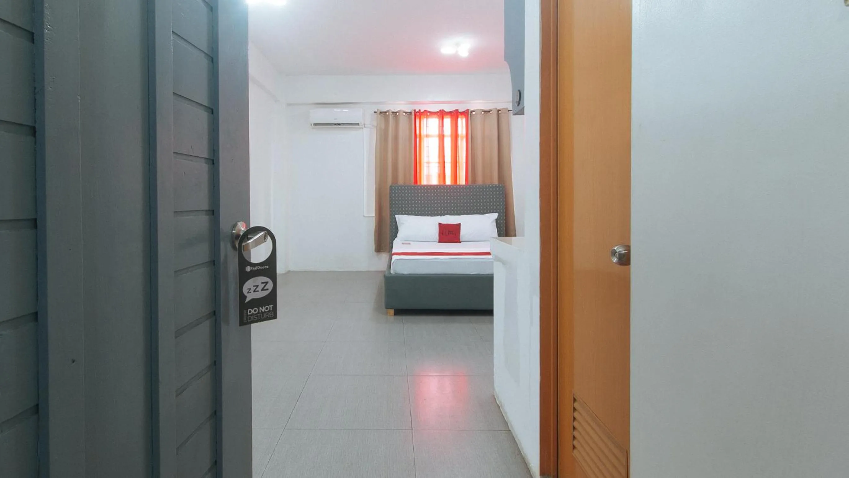 Bed in RedDoorz at Najar Residences near NAIA Terminal