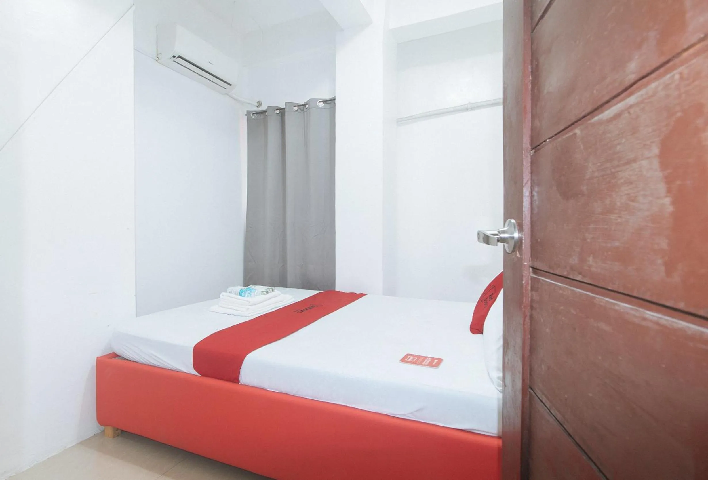 Bed in RedDoorz at Najar Residences near NAIA Terminal