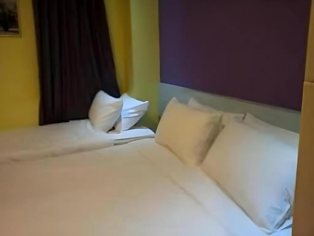 Bed in Cappuccino Hotel @ Mount Austin