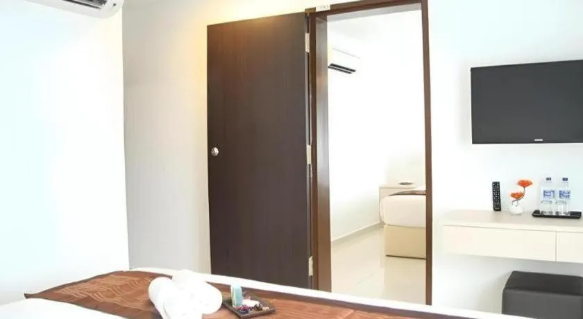 Peach Hill Hotel & Cafe