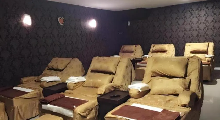 Peach Hill Hotel & Cafe