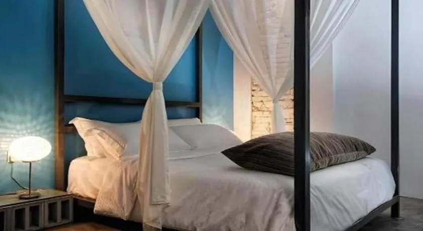 Bed in Courtyard at Heeren Boutique Hotel