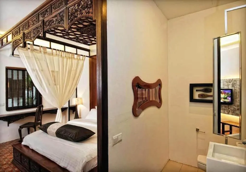 Bed in Courtyard at Heeren Boutique Hotel