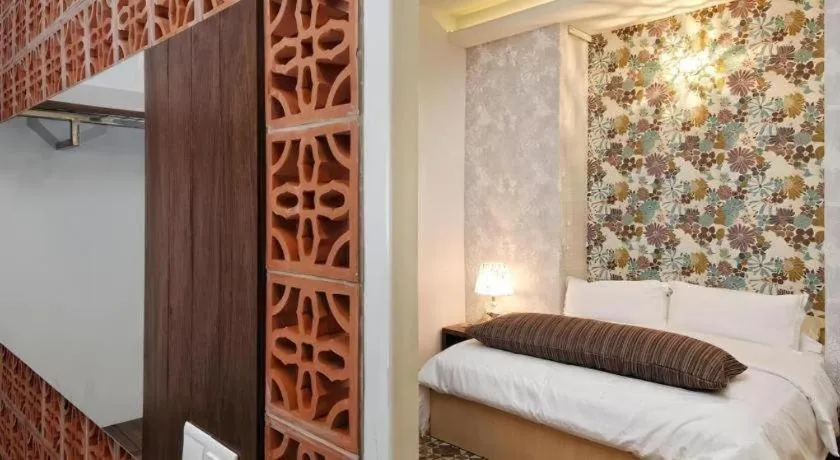 Bed in Courtyard at Heeren Boutique Hotel