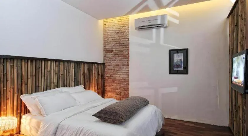 Bed in Courtyard at Heeren Boutique Hotel