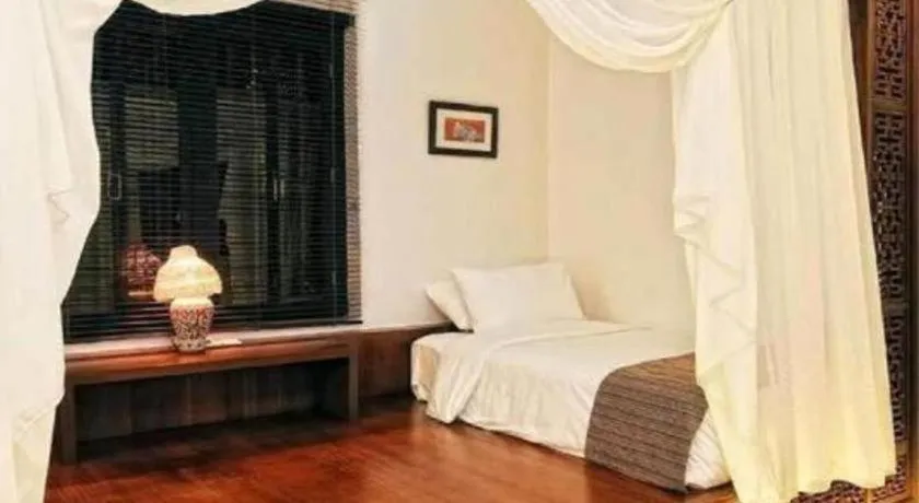 Bed in Courtyard at Heeren Boutique Hotel