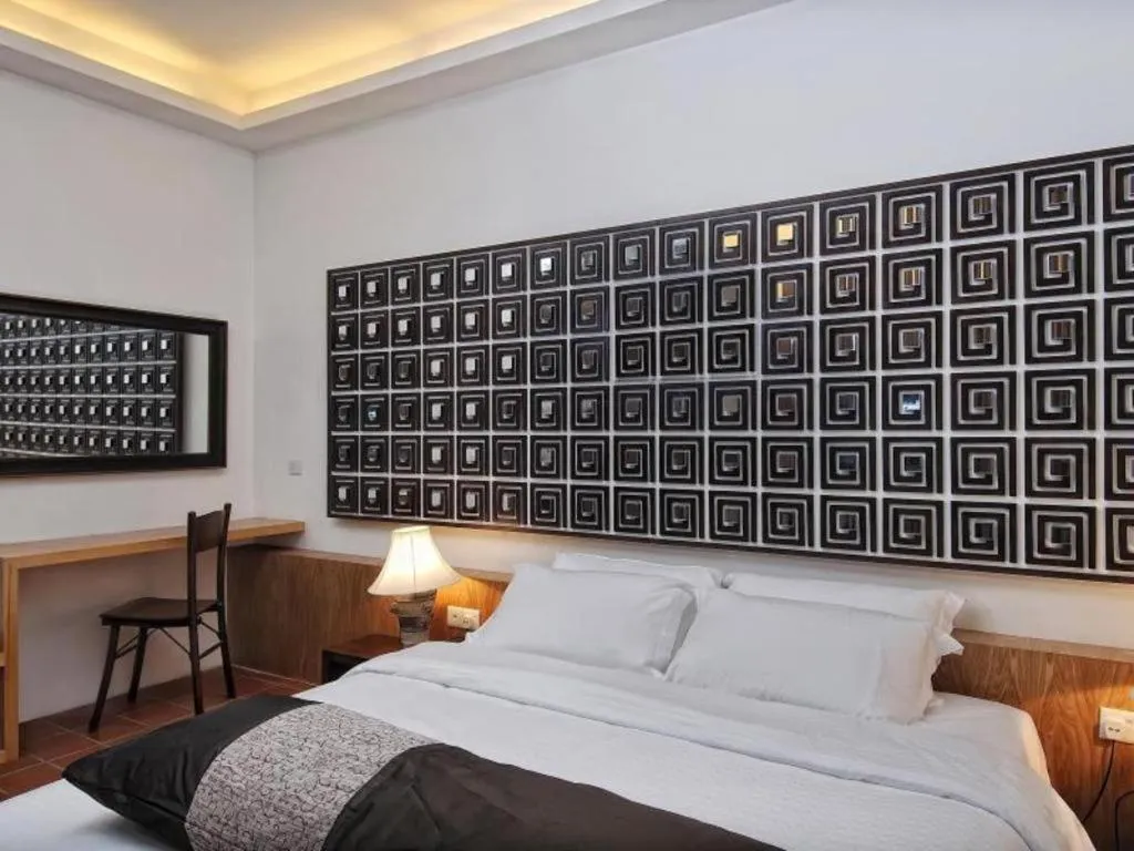 Bed in Courtyard at Heeren Boutique Hotel