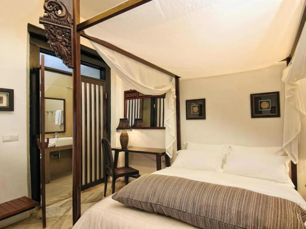 Bed in Courtyard at Heeren Boutique Hotel