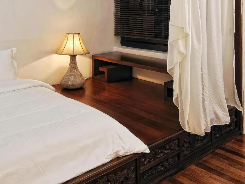 Bed in Courtyard at Heeren Boutique Hotel