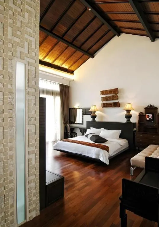 Bed in Courtyard at Heeren Boutique Hotel