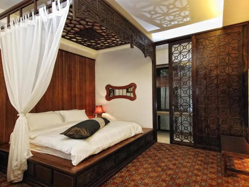 Bed in Courtyard at Heeren Boutique Hotel