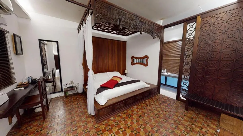 Bed in Courtyard at Heeren Boutique Hotel