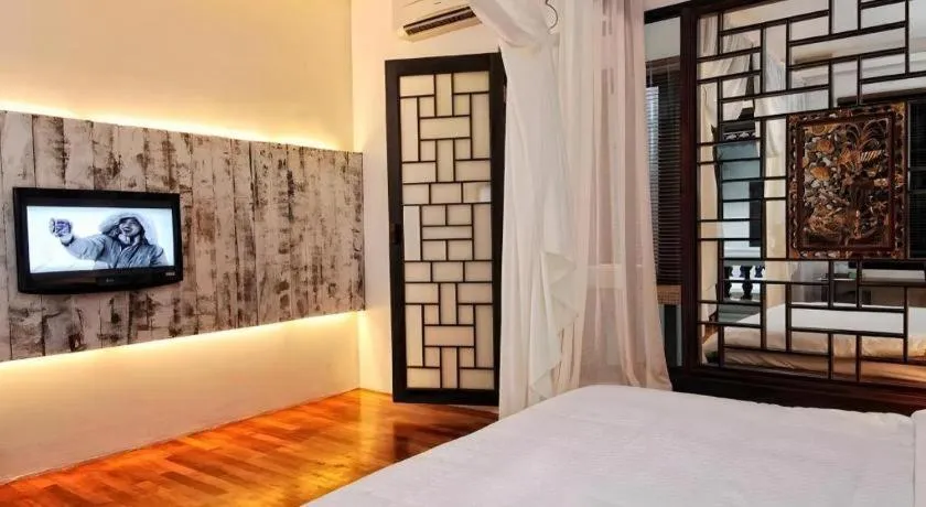 Bed in Courtyard at Heeren Boutique Hotel