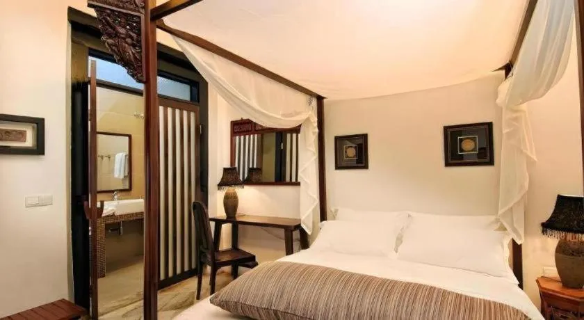 Bed in Courtyard at Heeren Boutique Hotel