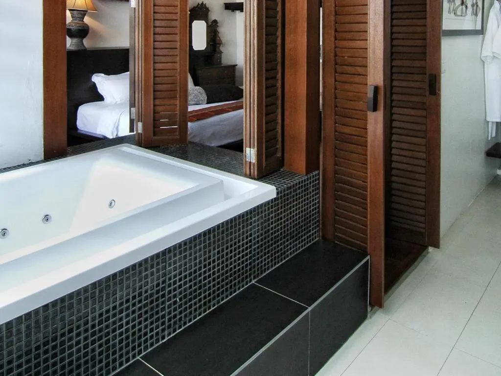 Bed in Courtyard at Heeren Boutique Hotel