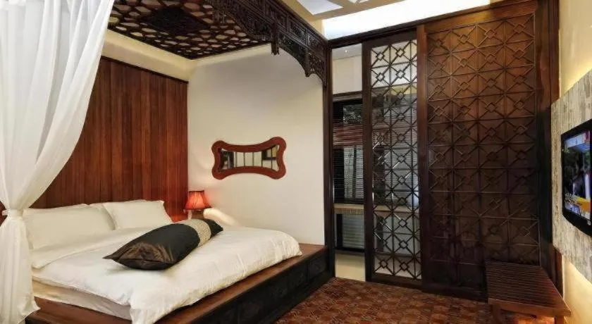 Bed in Courtyard at Heeren Boutique Hotel