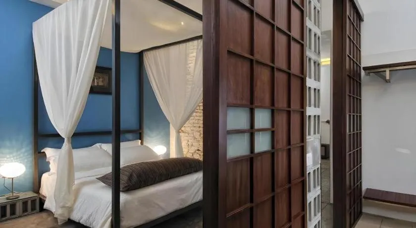 Bed in Courtyard at Heeren Boutique Hotel