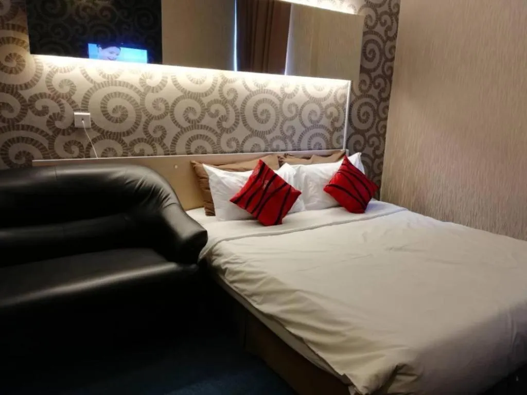 Bed in Paragon City Hotel