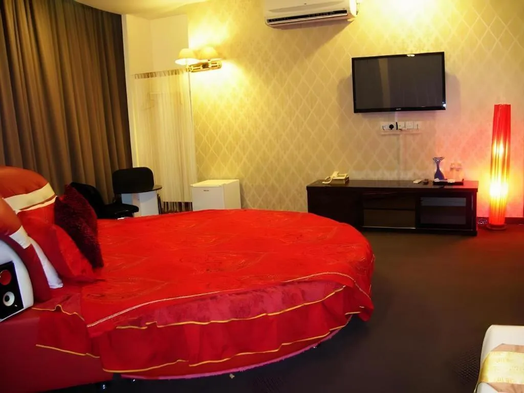 Bed in Paragon City Hotel