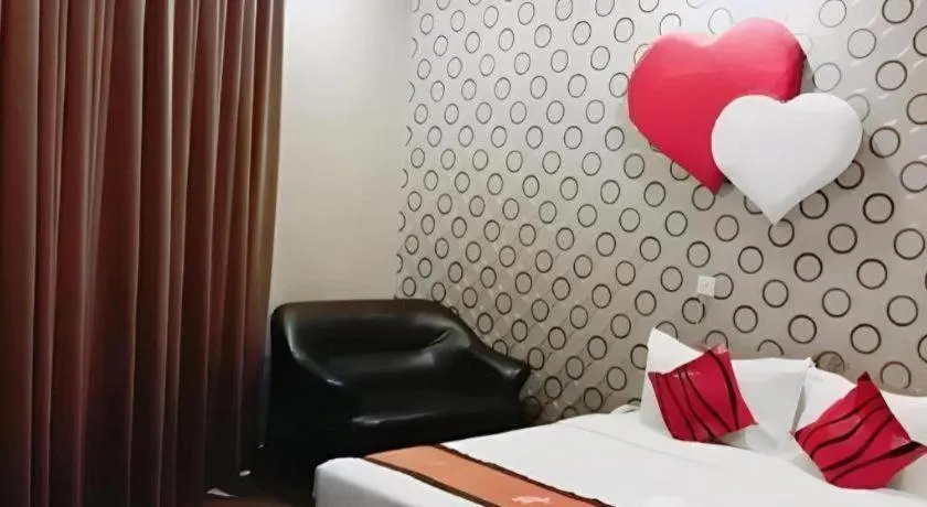 Bed in Paragon City Hotel