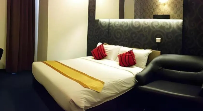 Bed in Paragon City Hotel