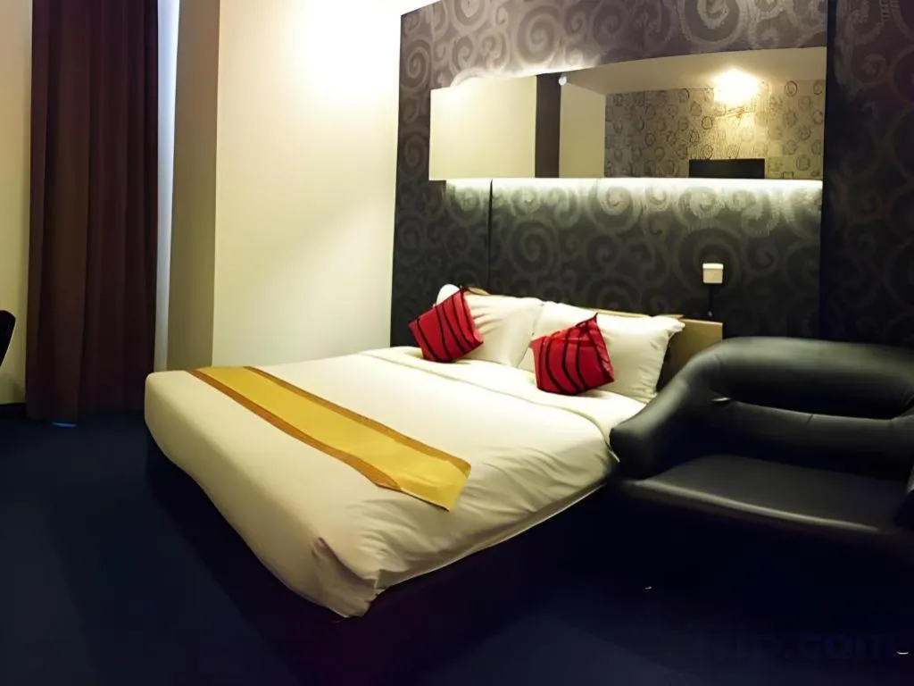 Bed in Paragon City Hotel