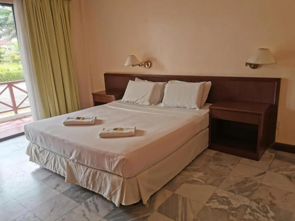 Bed in OYO 89972 Borneo Paradise Beach Hotel