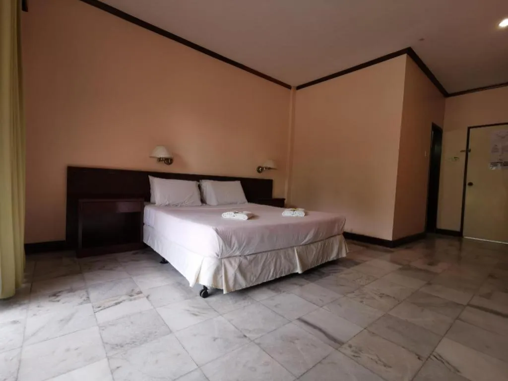 Bed in OYO 89972 Borneo Paradise Beach Hotel