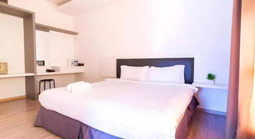 Bed in Hotel Zamburger Plaza Mahkota