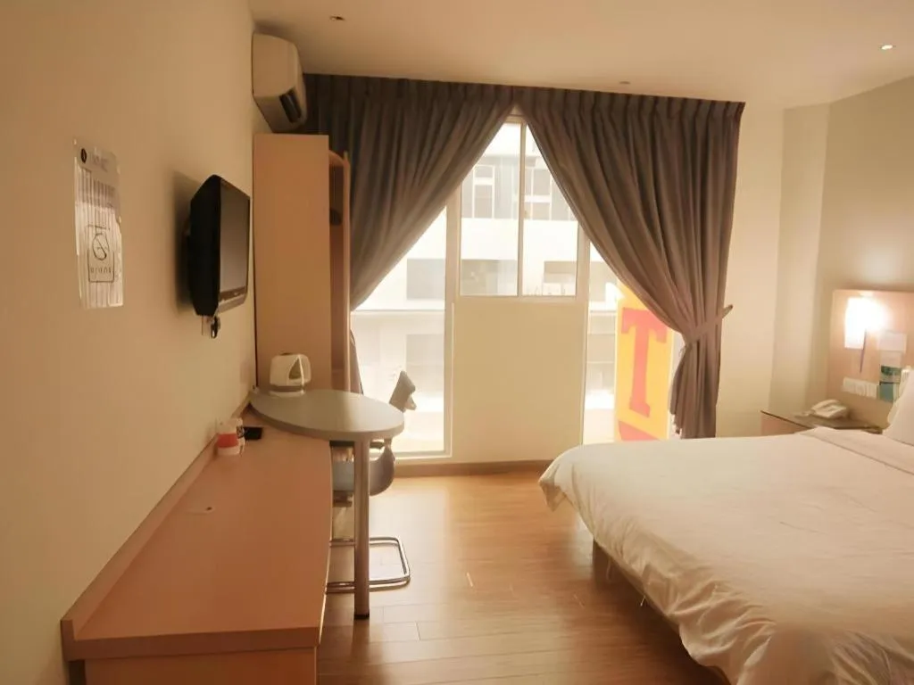 Bed in Hotel City Comfort Inn