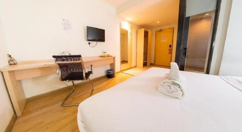 Bed in Hotel City Comfort Inn