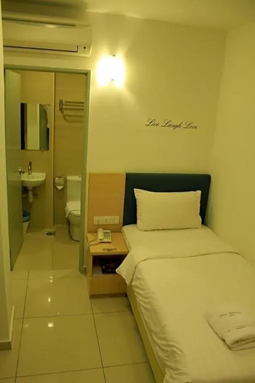 Bed in Hotel Pudu Bintang
