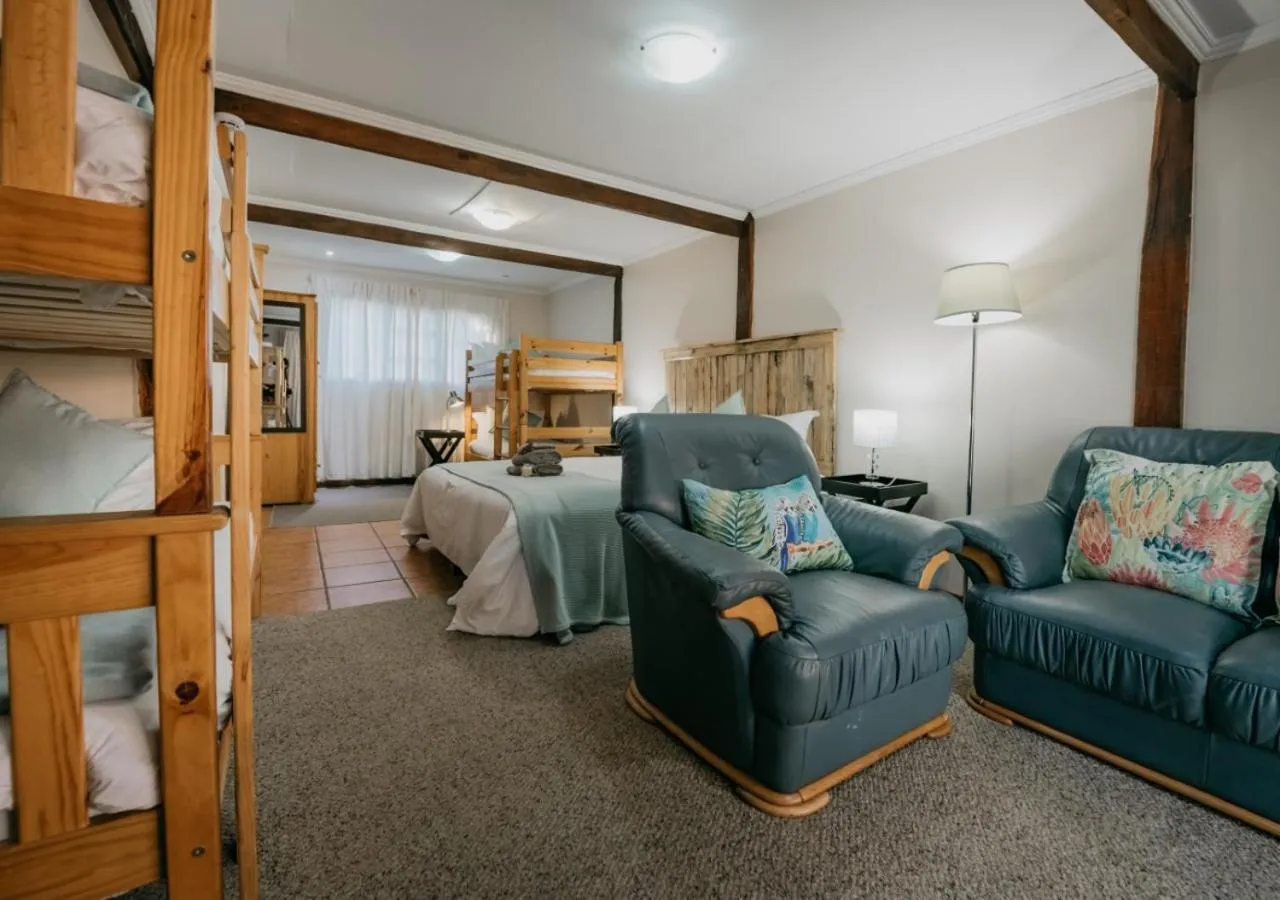 Seating area, Bed in The Village Lodge