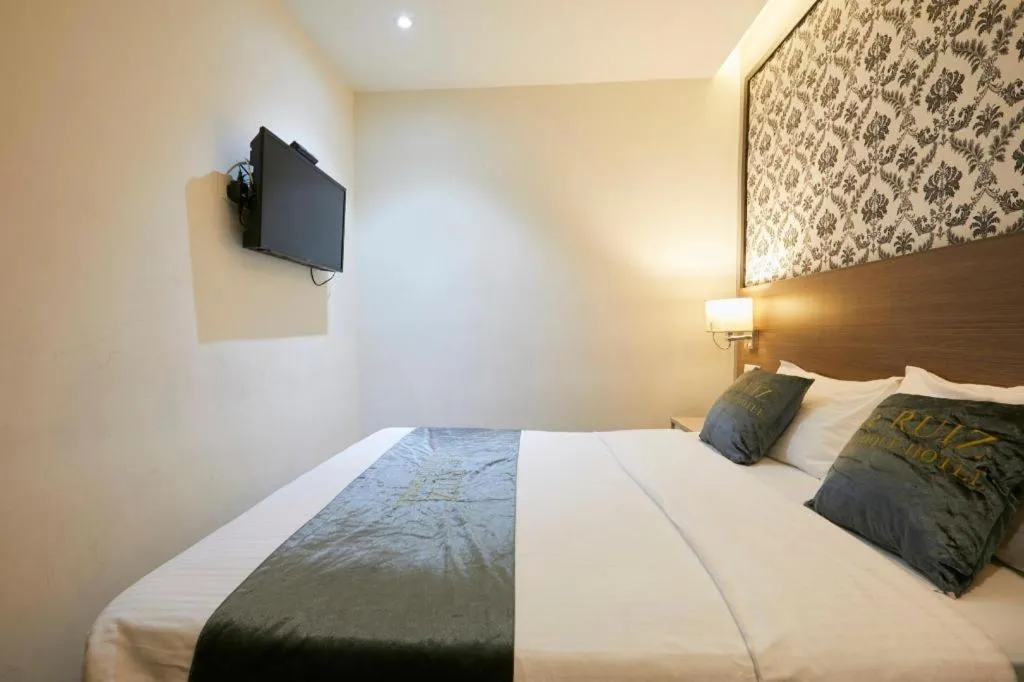 Bed in Le Ruiz Boutique Hotel