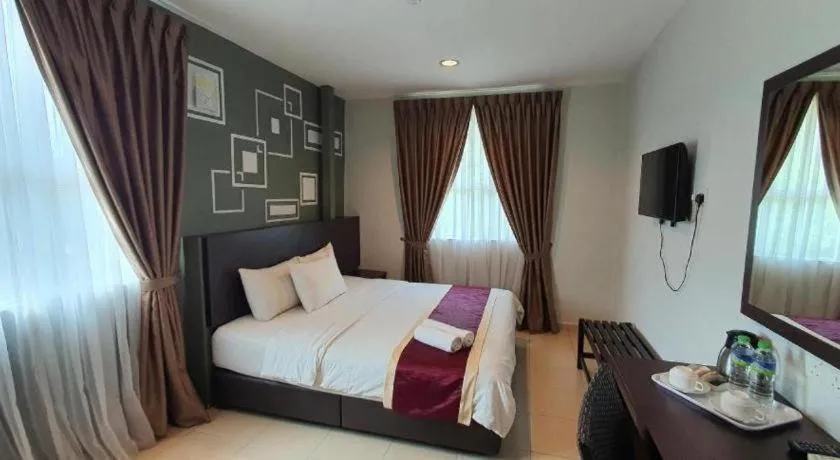 Bed in PPT Muar Hotel