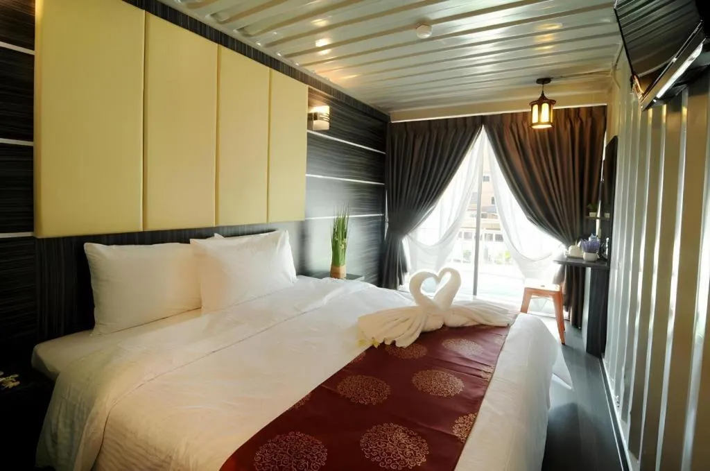 Bed in PPT Muar Hotel