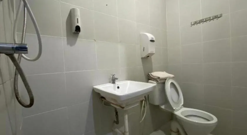 OYO 89760 Harmoni Inn Hotel