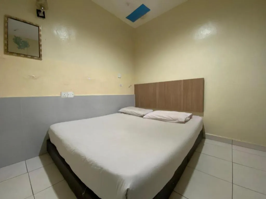 Bed in OYO 89760 Harmoni Inn Hotel