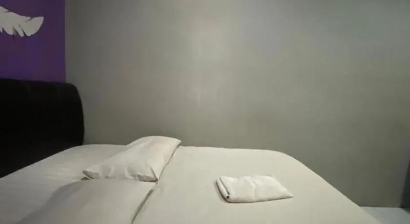 Bed in OYO 89760 Harmoni Inn Hotel