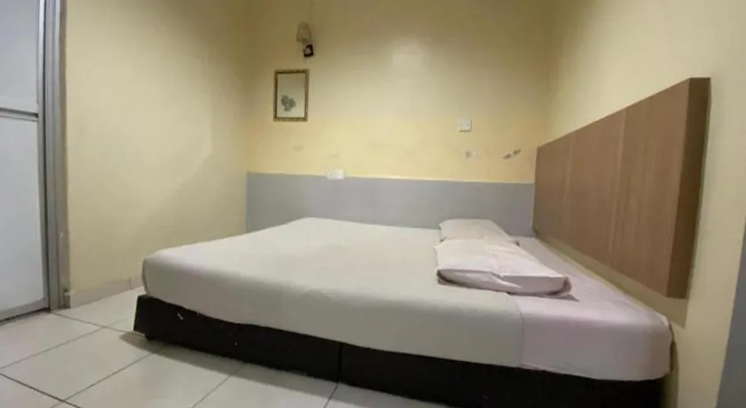 Bed in OYO 89760 Harmoni Inn Hotel