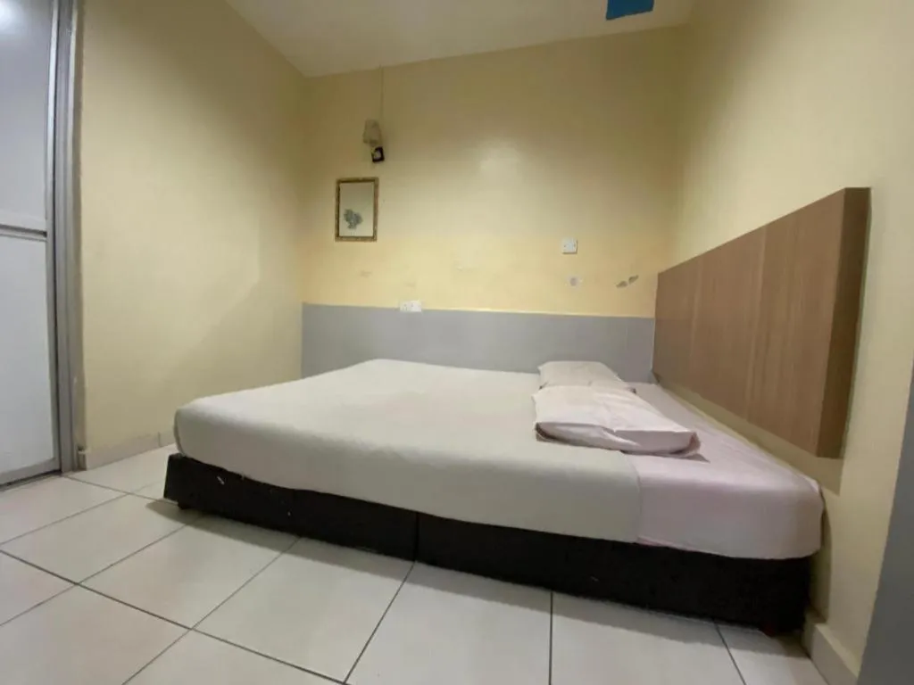 Bed in OYO 89760 Harmoni Inn Hotel