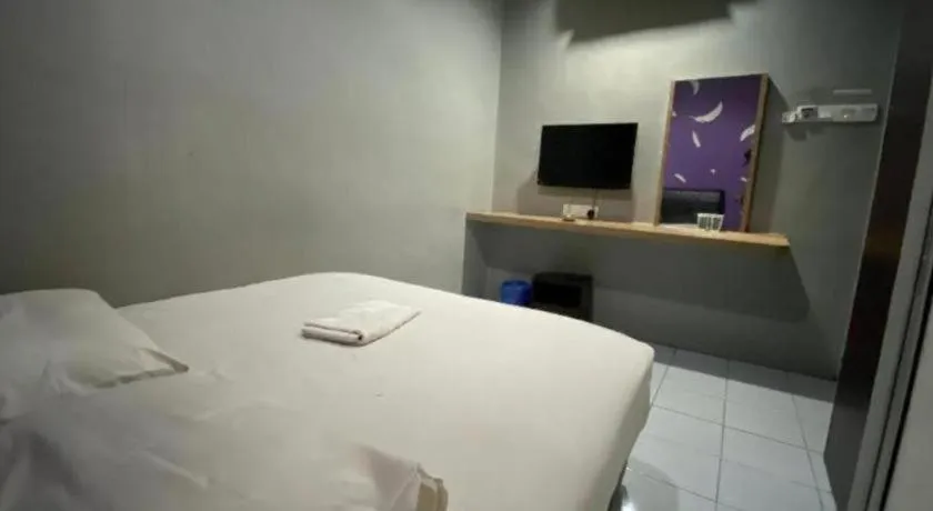 Bed in OYO 89760 Harmoni Inn Hotel