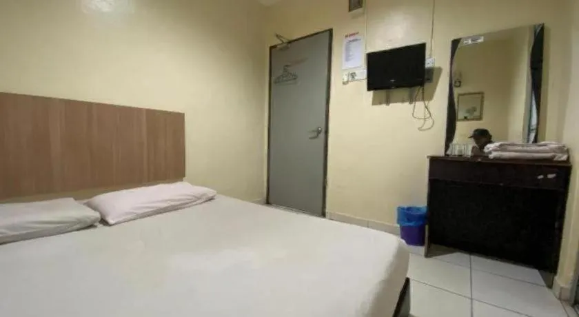 Bed in OYO 89760 Harmoni Inn Hotel