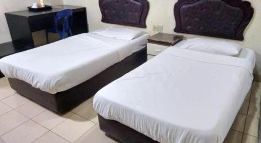 Bed in OYO 90376 Centre Point Hotel