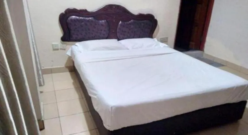 Bed in OYO 90376 Centre Point Hotel