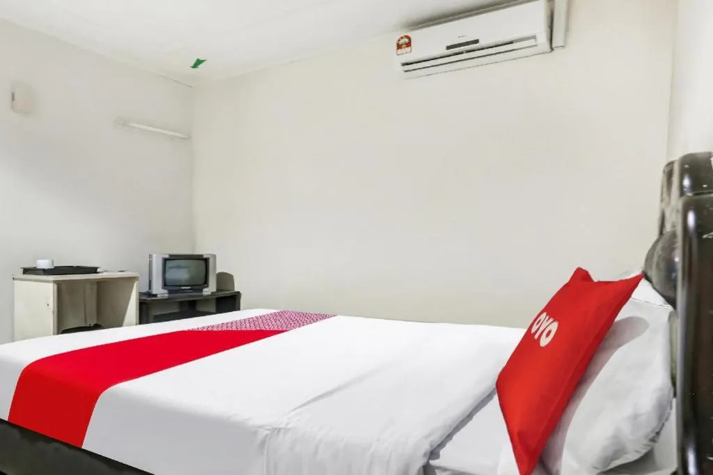 Bed in OYO 90376 Centre Point Hotel