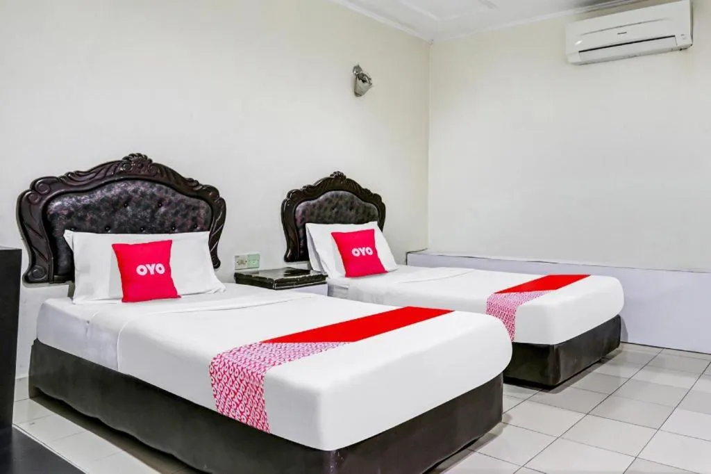 Bed in OYO 90376 Centre Point Hotel