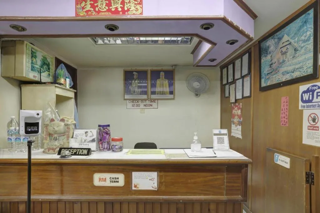 OYO 90376 Centre Point Hotel